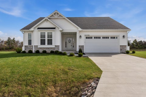 Photo of N161W21804 Daisy Dr, Jackson, WI 53037 (MLS # 1985484)