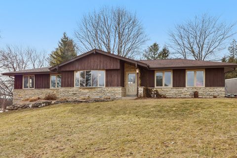 Photo of S30W29485 Williams Way W, Genesee, WI 53188 (MLS # 1952337)