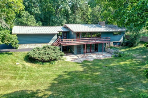 Photo of 1905 Hillside Dr, Delafield, WI 53018 (MLS # 1971930)