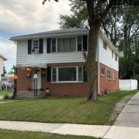 Photo of 505 Gascoigne Dr, Waukesha, WI 53188 (MLS # 1980033)