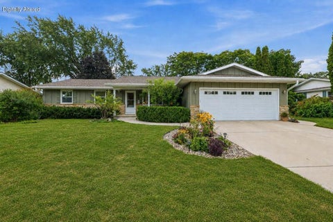 Photo of 452 Willsher Dr, Fond Du Lac, WI 54935 (MLS # 1975838)