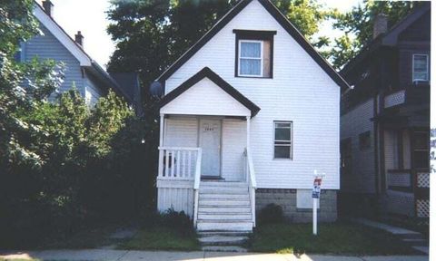 Photo of 1935 W Monroe St, Milwaukee, WI 53205 (MLS # 1953444)