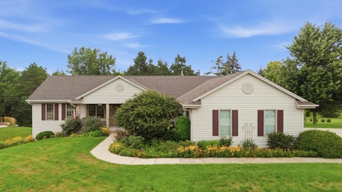 Photo of 4820 W Alesci Dr, Franklin, WI 53132 (MLS # 1975529)