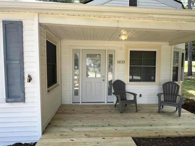 34123 Oakwood porch