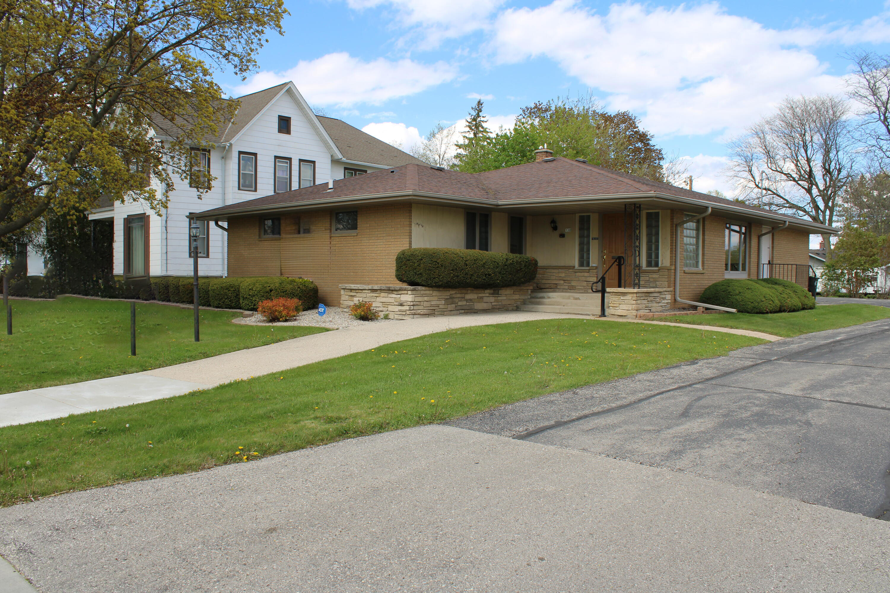 840 Sq Ft For Lease!
