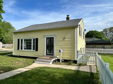 Photo of 7232 W Fairmount Ave, Milwaukee, WI 53218 (MLS # 1963734)