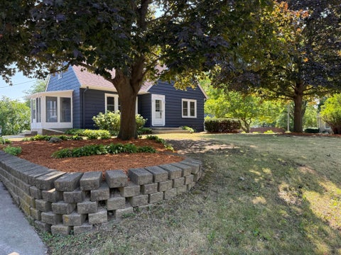 Photo of 10431 W Courtland Ave, Wauwatosa, WI 53225 (MLS # 1974282)