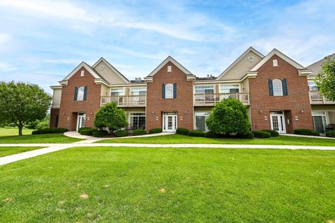 Photo of 2535 W Colonial Woods Dr, Oak Creek, WI 53154 (MLS # 1931164)