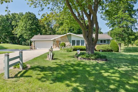 Photo of 16530 Willow Ridge Ln, Brookfield, WI 53005 (MLS # 1927695)