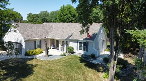Photo of 6988 W Southview Dr, Franklin, WI 53132 (MLS # 1971773)