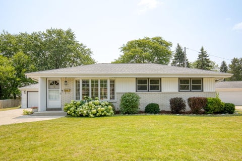 Photo of N87W18091 Summit Dr, Menomonee Falls, WI 53051 (MLS # 1973791)