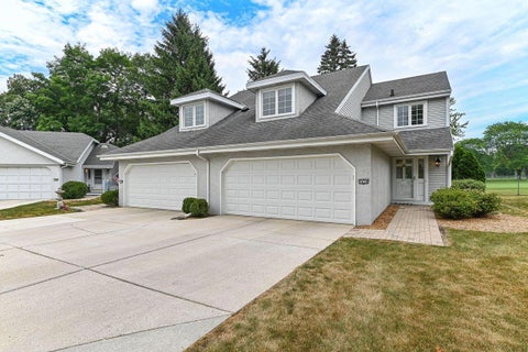 Photo of 7436 W Tuckaway Creek Dr, Franklin, WI 53132 (MLS # 1973063)
