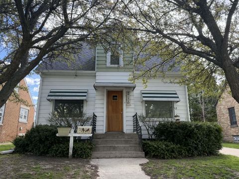 Photo of 2711 S 8th St, Sheboygan, WI 53081 (MLS # 1961188)