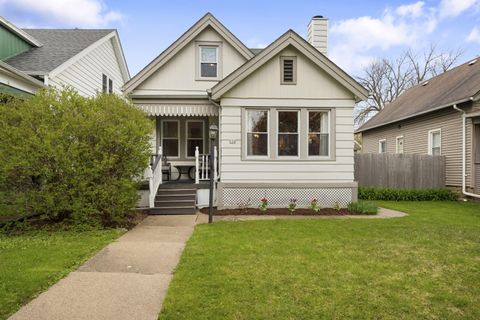 Photo of 528 S Oak Park Ct, Milwaukee, WI 53214 (MLS # 1959965)