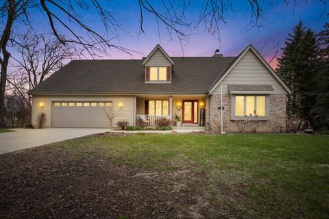 Photo of N55W15788 Lavendar Lilac Ln, Menomonee Falls, WI 53051 (MLS # 1956752)