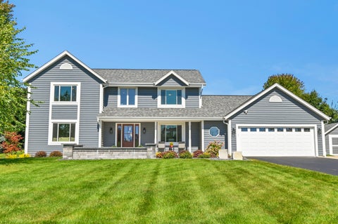 Photo of 21380 W Lawnsdale Ct, New Berlin, WI 53146 (MLS # 1935364)