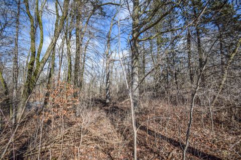 Photo of 3680 E Fitzsimmons Rd, Oak Creek, WI 53154 (MLS # 1919041)