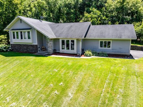 Photo of 5371 Horseshoe Pl W, La Crosse, WI 54601 (MLS # 1970408)