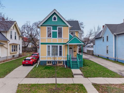 Photo of 2330 N Palmer St, Milwaukee, WI 53212 (MLS # 1957595)
