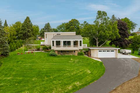 Photo of N57W26416 Mountain Meadows Dr, Lisbon, WI 53089 (MLS # 1975898)