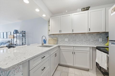 Photo of 929 N Astor St, Milwaukee, WI 53202 (MLS # 1957254)