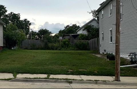 Photo of 1016 Davis Pl, Racine, WI 53403 (MLS # 1949684)