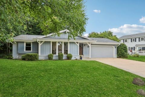 Photo of 3725 S Maplewood Ln, New Berlin, WI 53151 (MLS # 1929630)