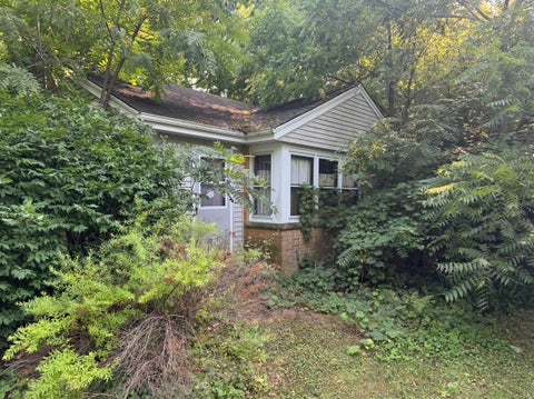 Photo of 3629 W Woodward Dr, Franklin, WI 53132 (MLS # 1973658)
