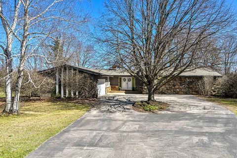 Photo of 2138 Edgewood Dr, Grafton, WI 53024 (MLS # 1957006)