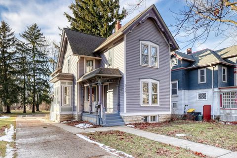 Photo of 318 N Hartwell Ave, Waukesha, WI 53186 (MLS # 1953823)