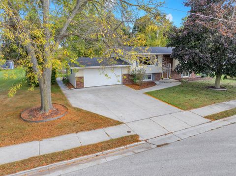 Photo of 615 S 10th St, Oostburg, WI 53070 (MLS # 1939409)
