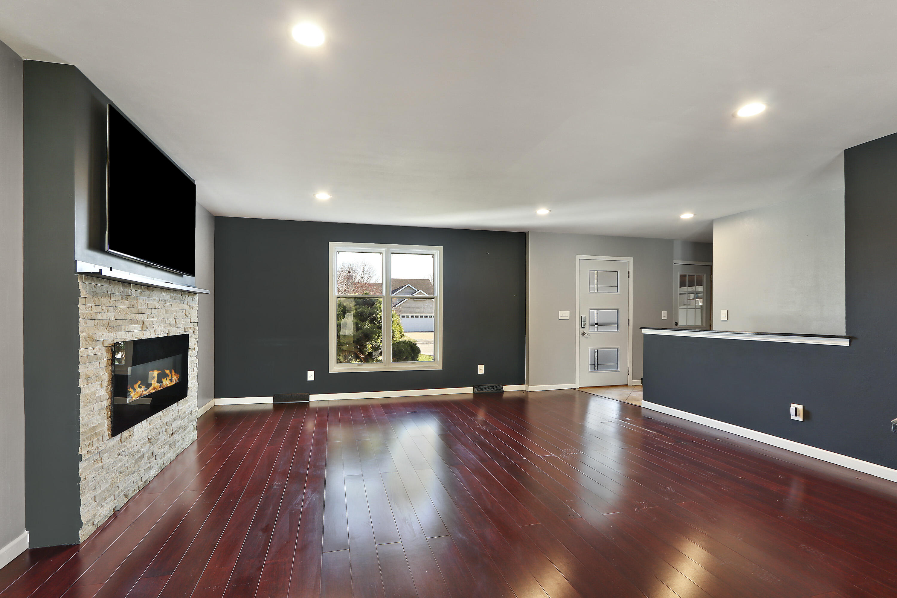 Pleasant Prairie, Wisconsin 53158, United States, 3 Bedrooms Bedrooms, ,2 BathroomsBathrooms,Residential,Pending,99272