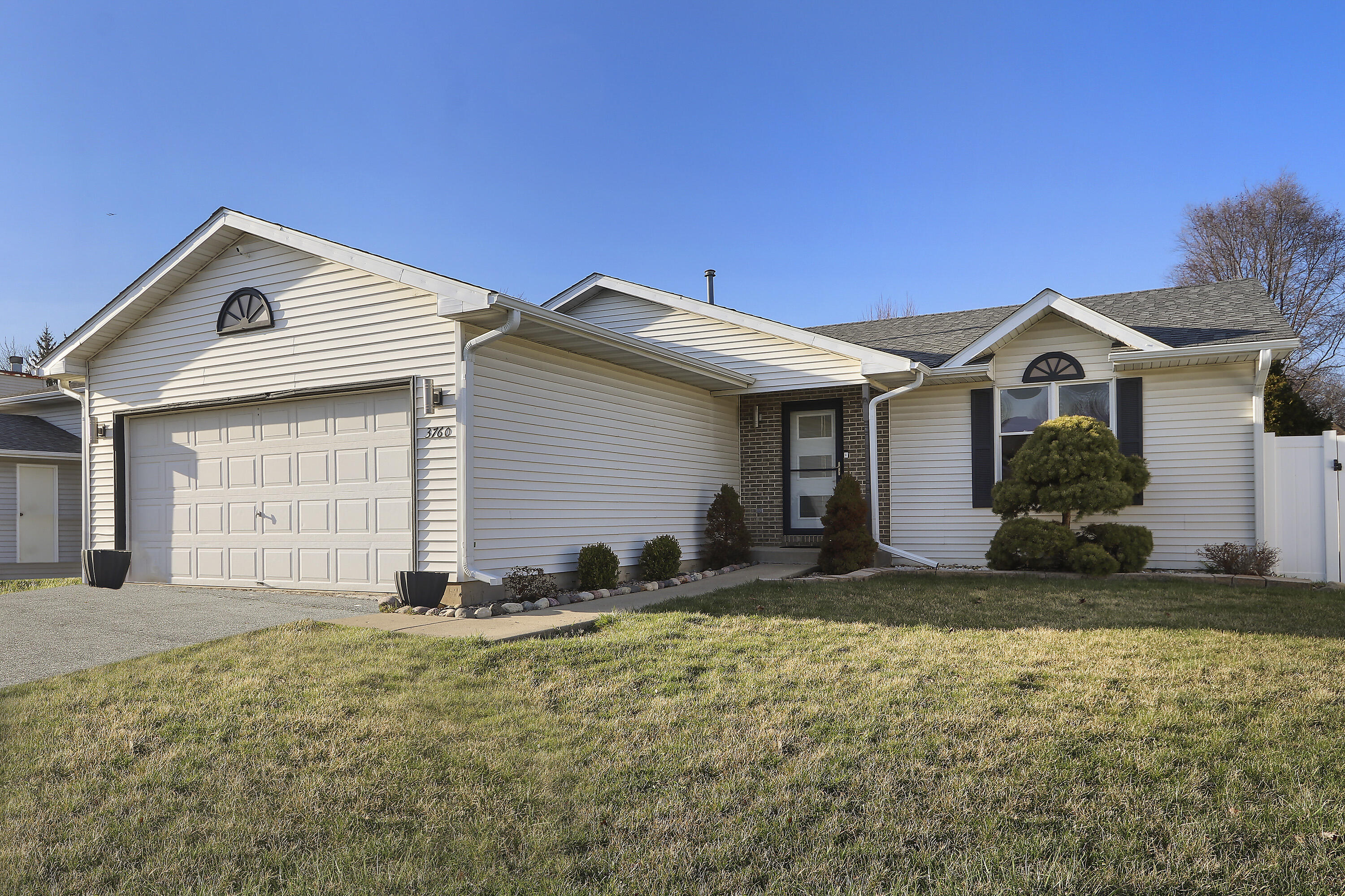 Pleasant Prairie, Wisconsin 53158, United States, 3 Bedrooms Bedrooms, ,2 BathroomsBathrooms,Residential,Pending,99272