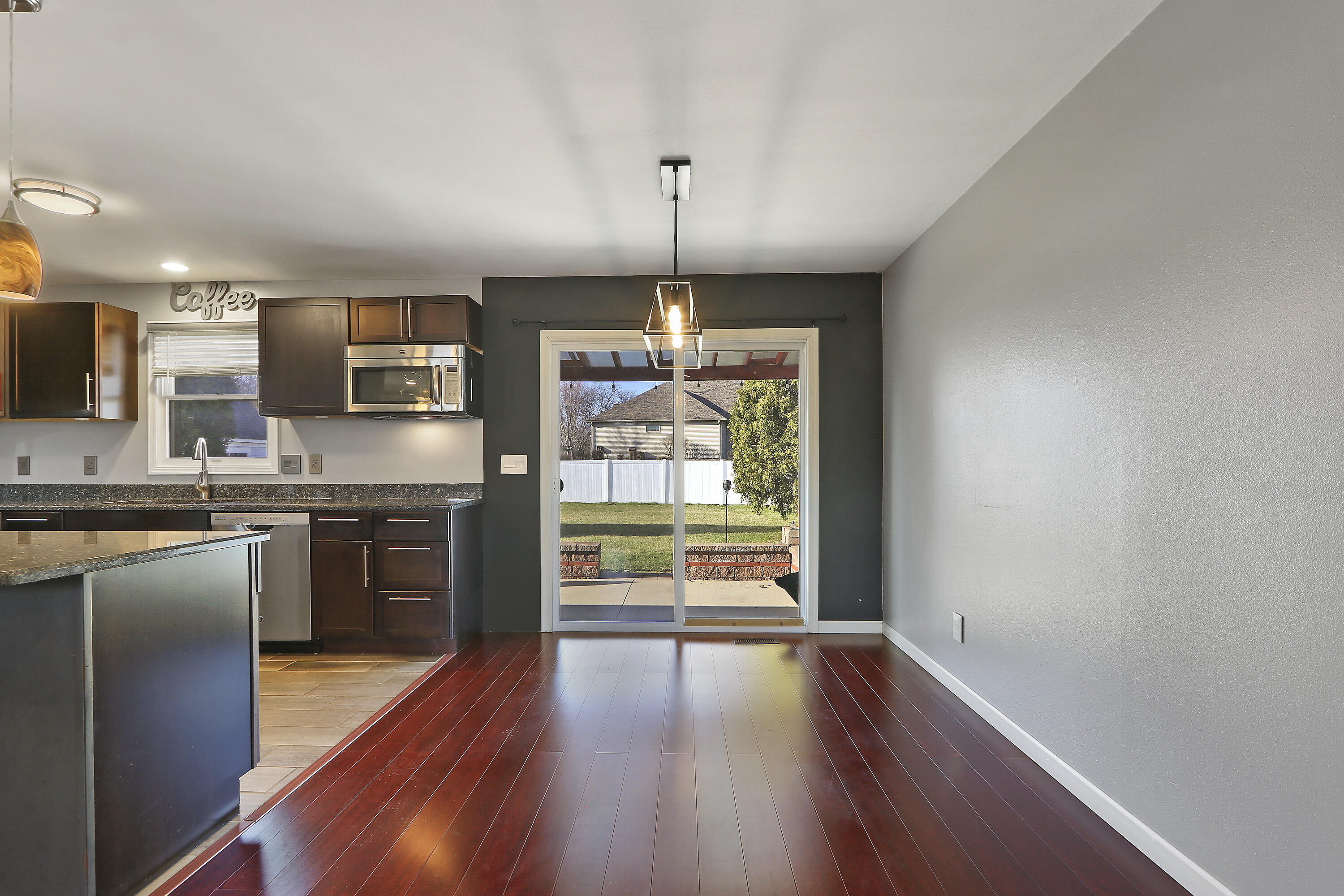 Pleasant Prairie, Wisconsin 53158, United States, 3 Bedrooms Bedrooms, ,2 BathroomsBathrooms,Residential,Pending,99272