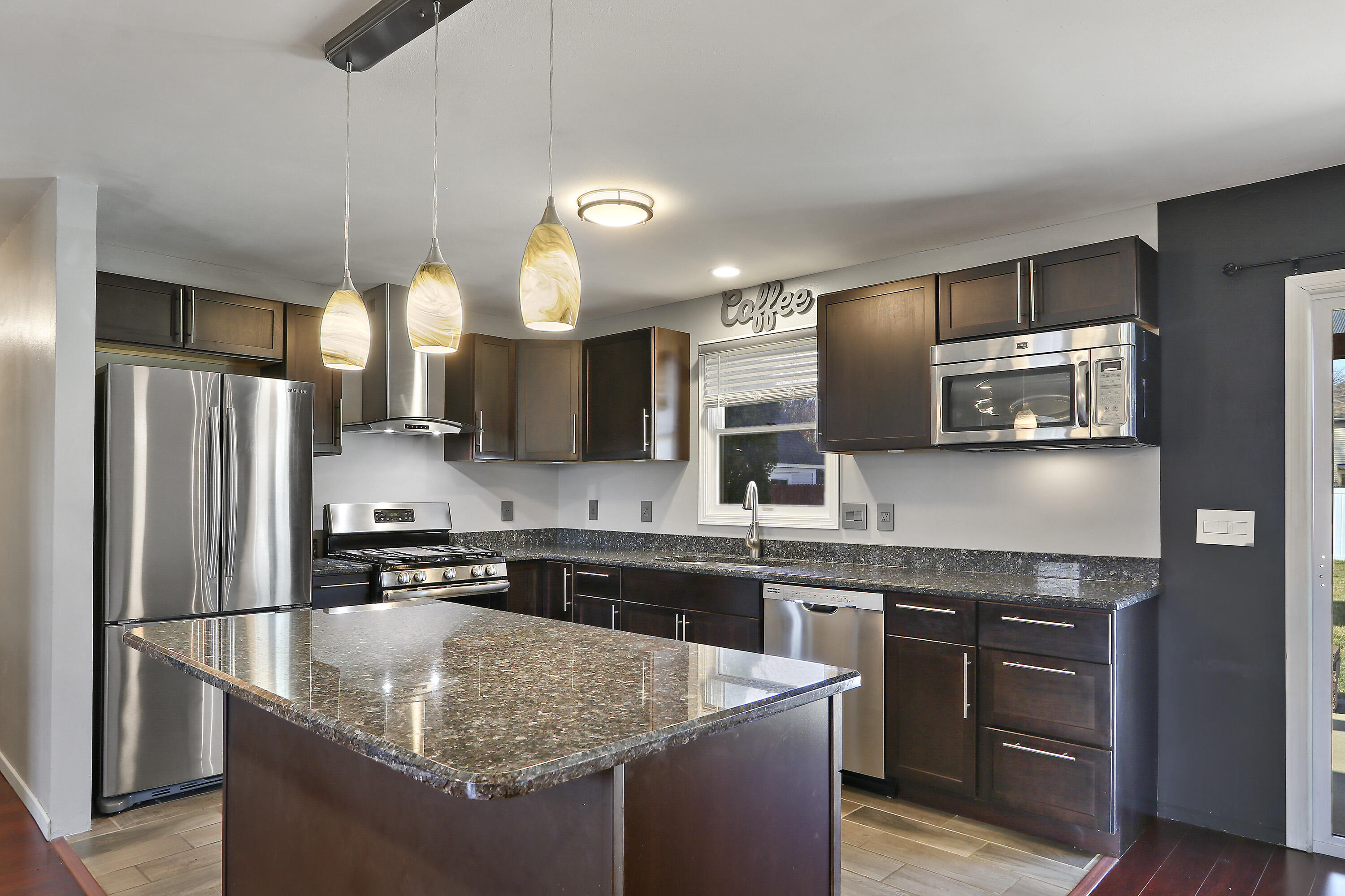 Pleasant Prairie, Wisconsin 53158, United States, 3 Bedrooms Bedrooms, ,2 BathroomsBathrooms,Residential,Pending,99272