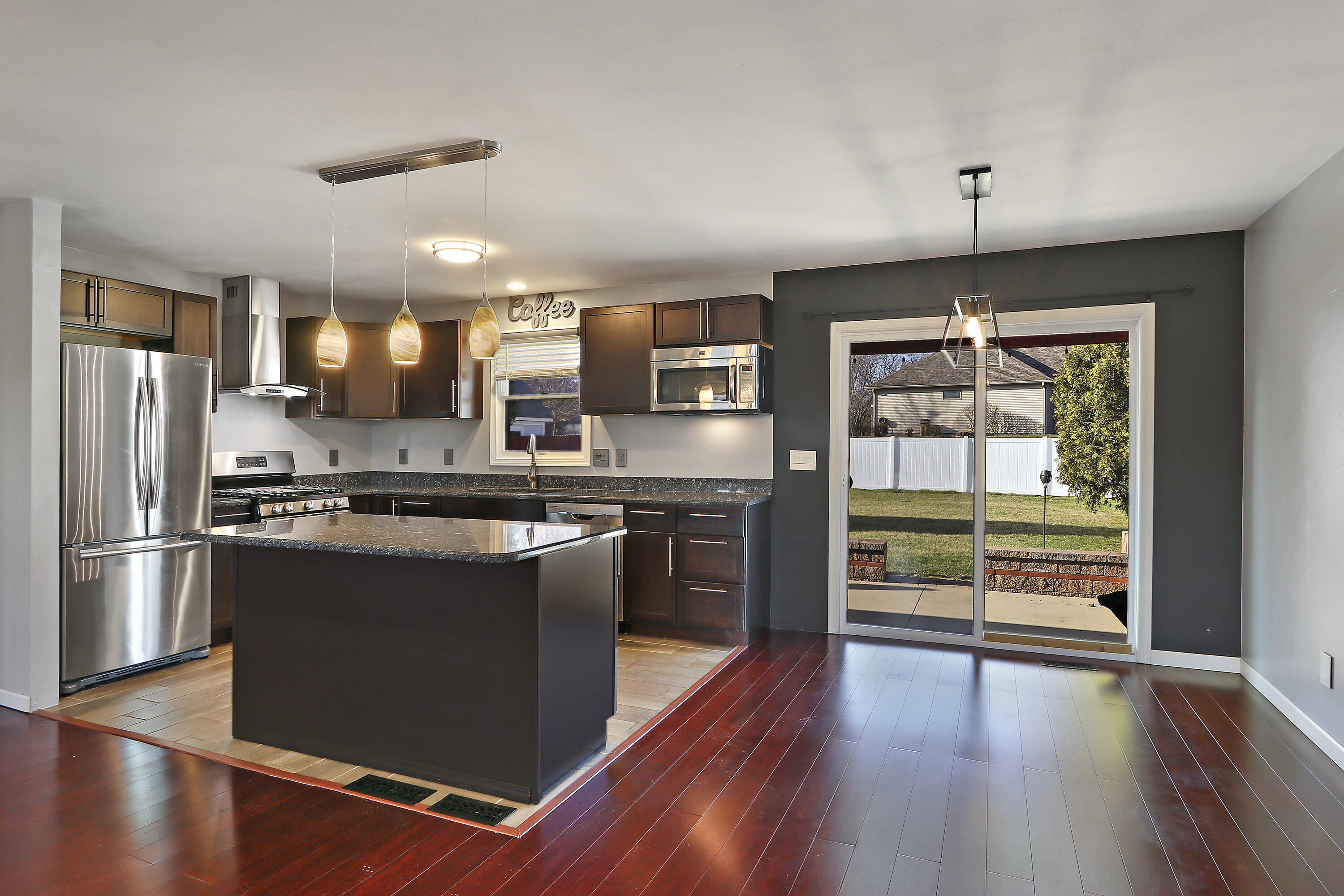 Pleasant Prairie, Wisconsin 53158, United States, 3 Bedrooms Bedrooms, ,2 BathroomsBathrooms,Residential,Pending,99272