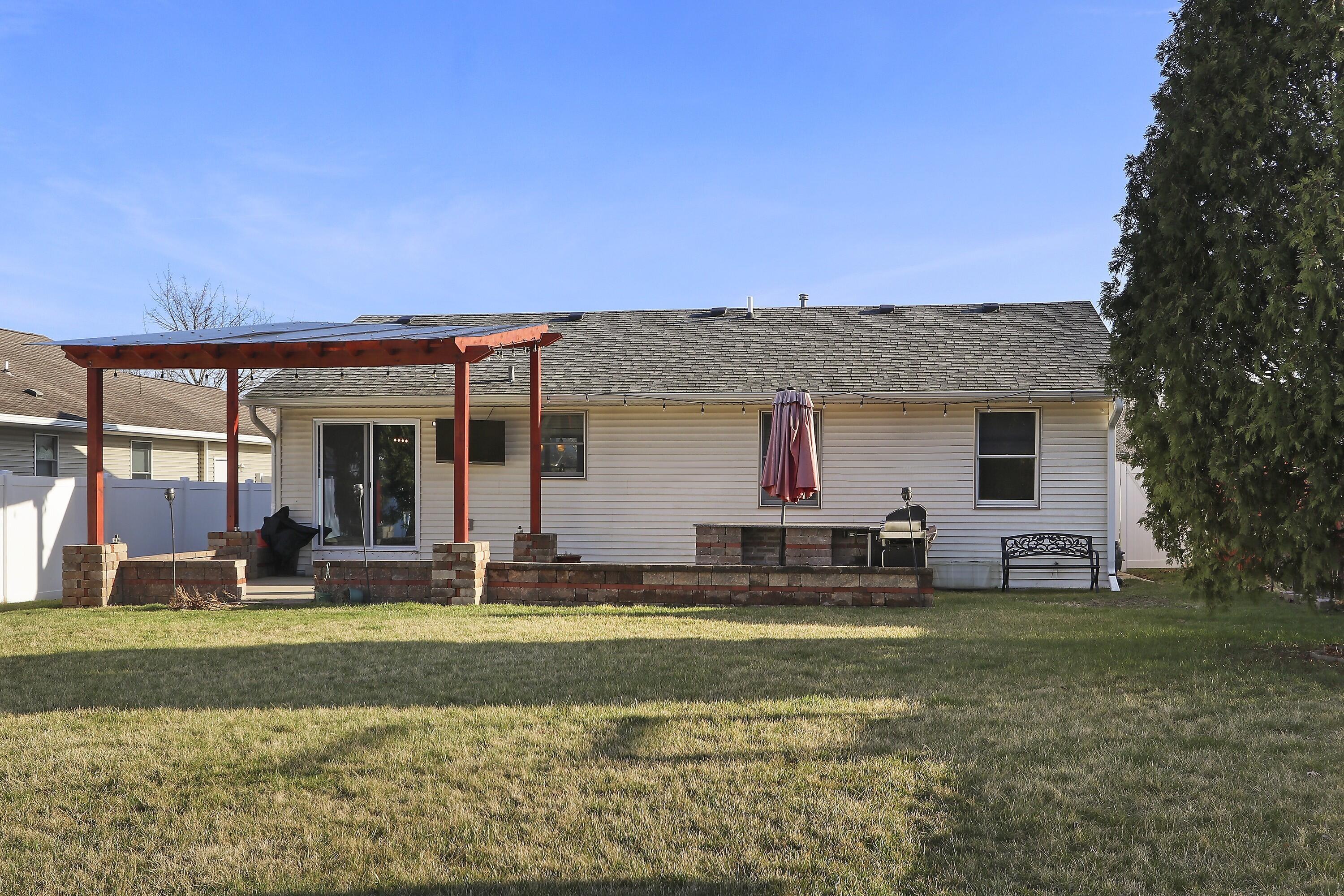 Pleasant Prairie, Wisconsin 53158, United States, 3 Bedrooms Bedrooms, ,2 BathroomsBathrooms,Residential,Pending,99272