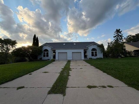 Photo of 885 S Imperial Dr, Hartland, WI 53029 (MLS # 1978434)