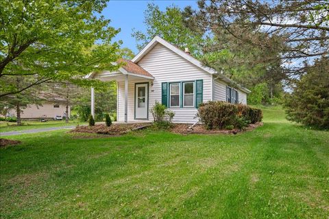 Photo of 469 Meadowlark Ct, West Bend, WI 53090 (MLS # 1963856)
