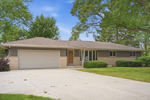 Photo of 181 Highview Dr, Cedarburg, WI 53012 (MLS # 1980745)
