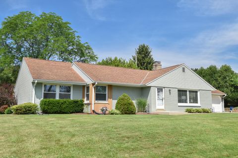 Photo of 211 E Alta Loma Cir, Thiensville, WI 53092 (MLS # 1971767)