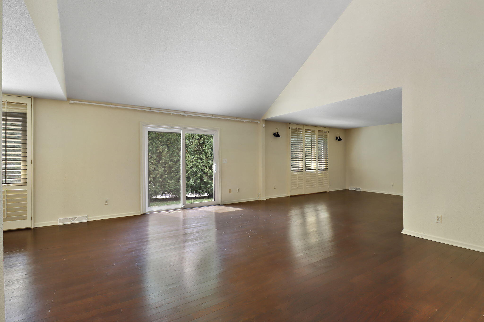 Bayside, Wisconsin 53217, United States, 2 Bedrooms Bedrooms, ,3 BathroomsBathrooms,Residential,Active,184937