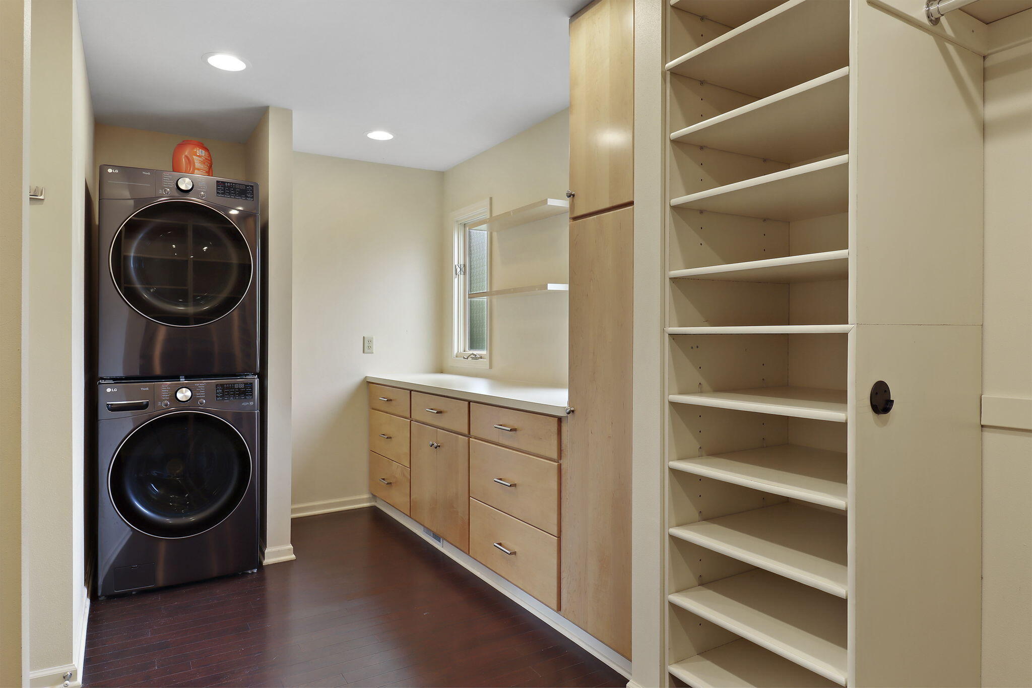 Bayside, Wisconsin 53217, United States, 2 Bedrooms Bedrooms, ,3 BathroomsBathrooms,Residential,Active,184937