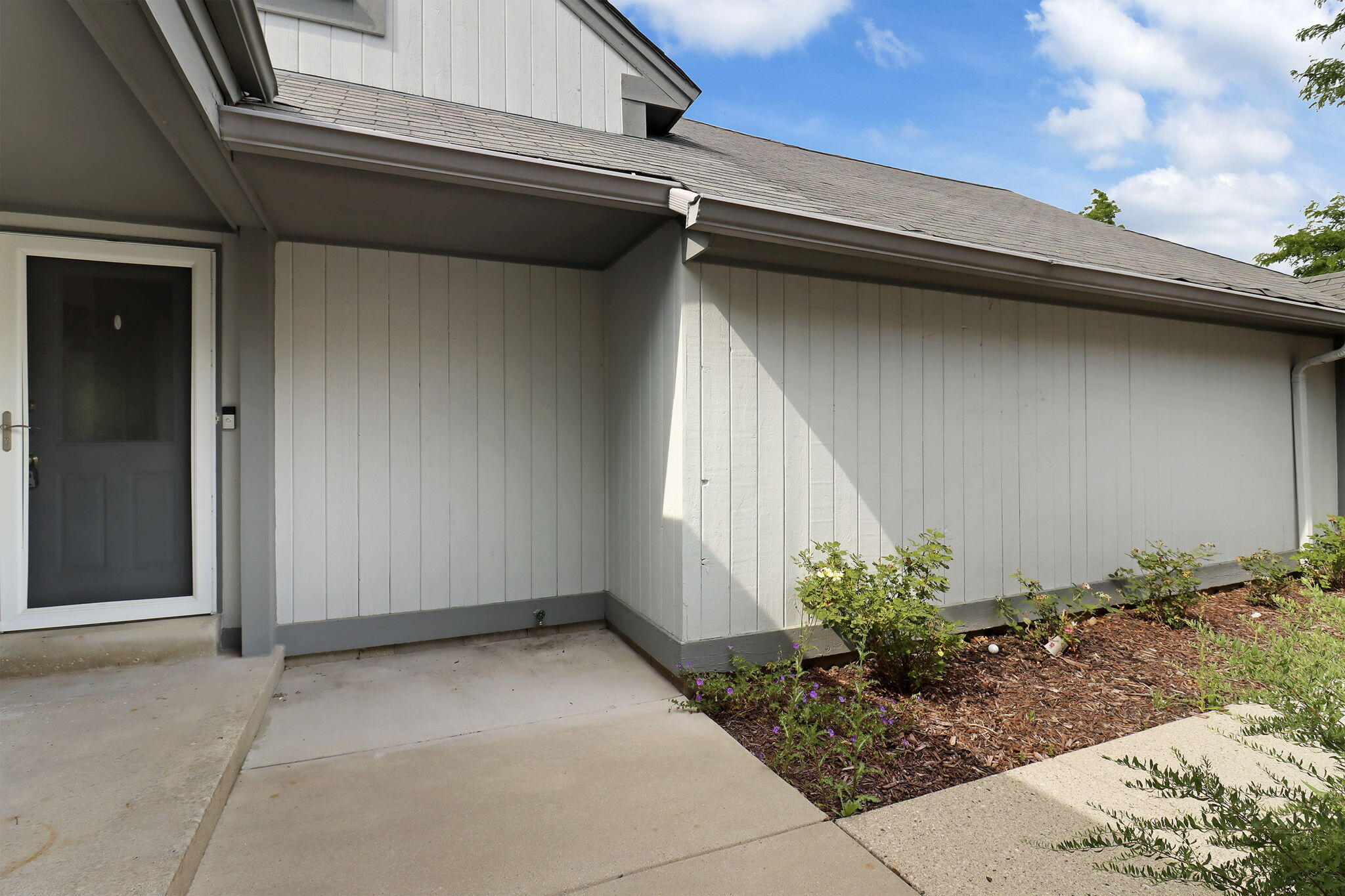 Bayside, Wisconsin 53217, United States, 2 Bedrooms Bedrooms, ,3 BathroomsBathrooms,Residential,Active,184937