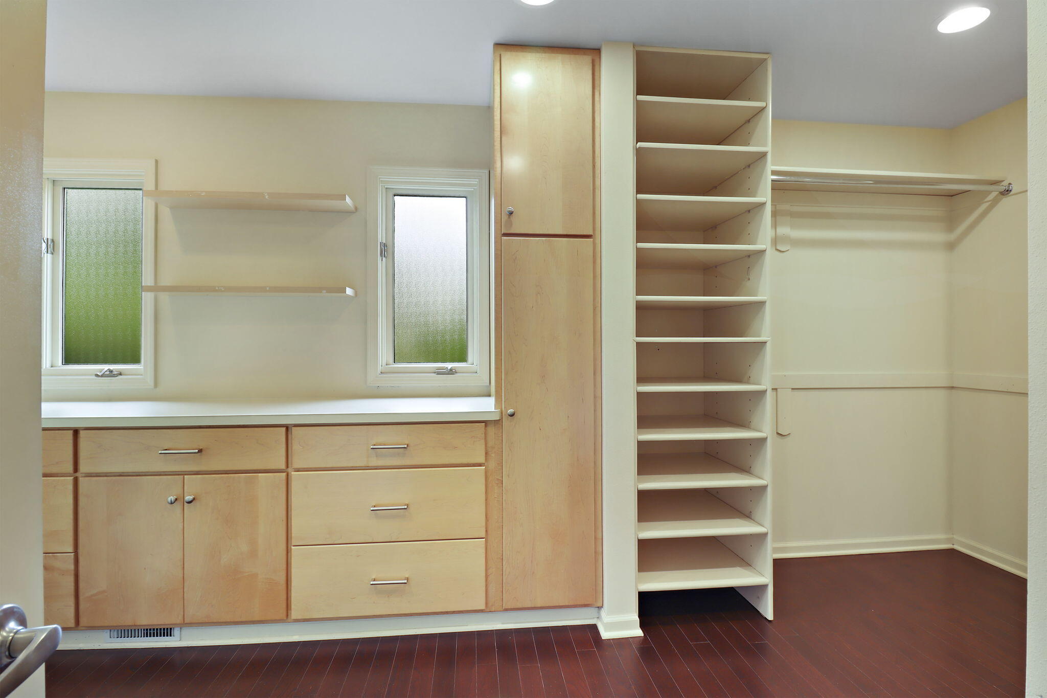 Bayside, Wisconsin 53217, United States, 2 Bedrooms Bedrooms, ,3 BathroomsBathrooms,Residential,Active,184937