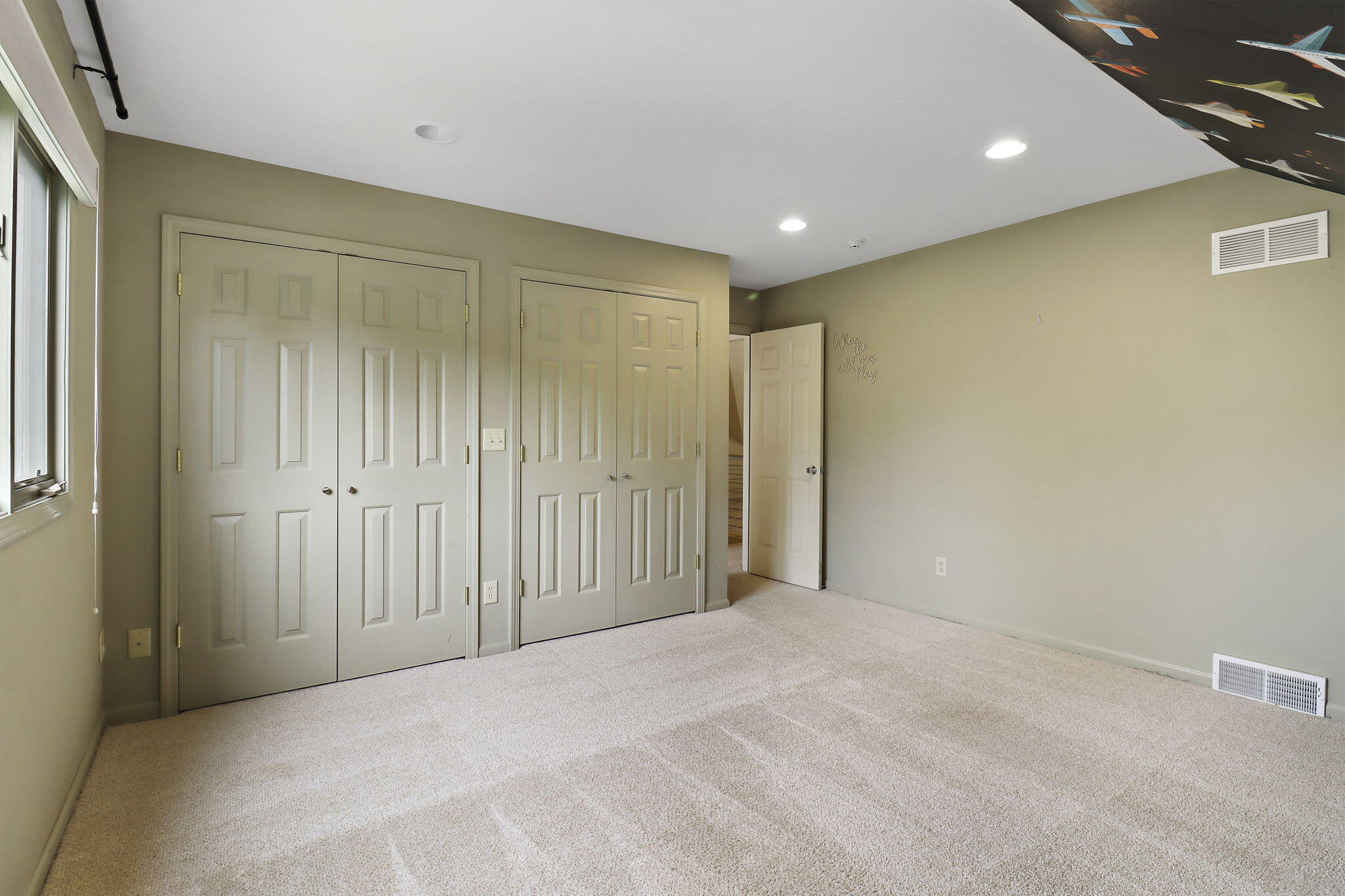 Bayside, Wisconsin 53217, United States, 2 Bedrooms Bedrooms, ,3 BathroomsBathrooms,Residential,Active,184937