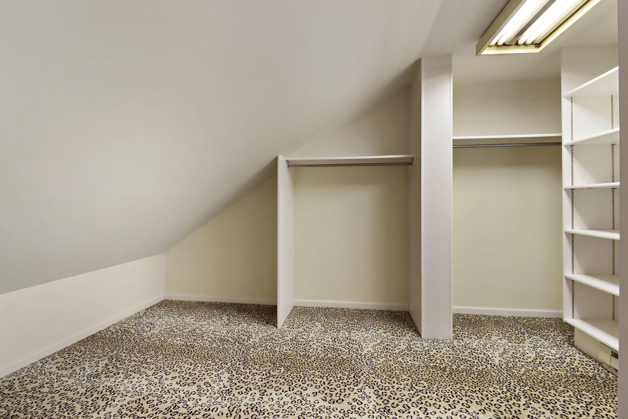 Bayside, Wisconsin 53217, United States, 2 Bedrooms Bedrooms, ,3 BathroomsBathrooms,Residential,Active,184937