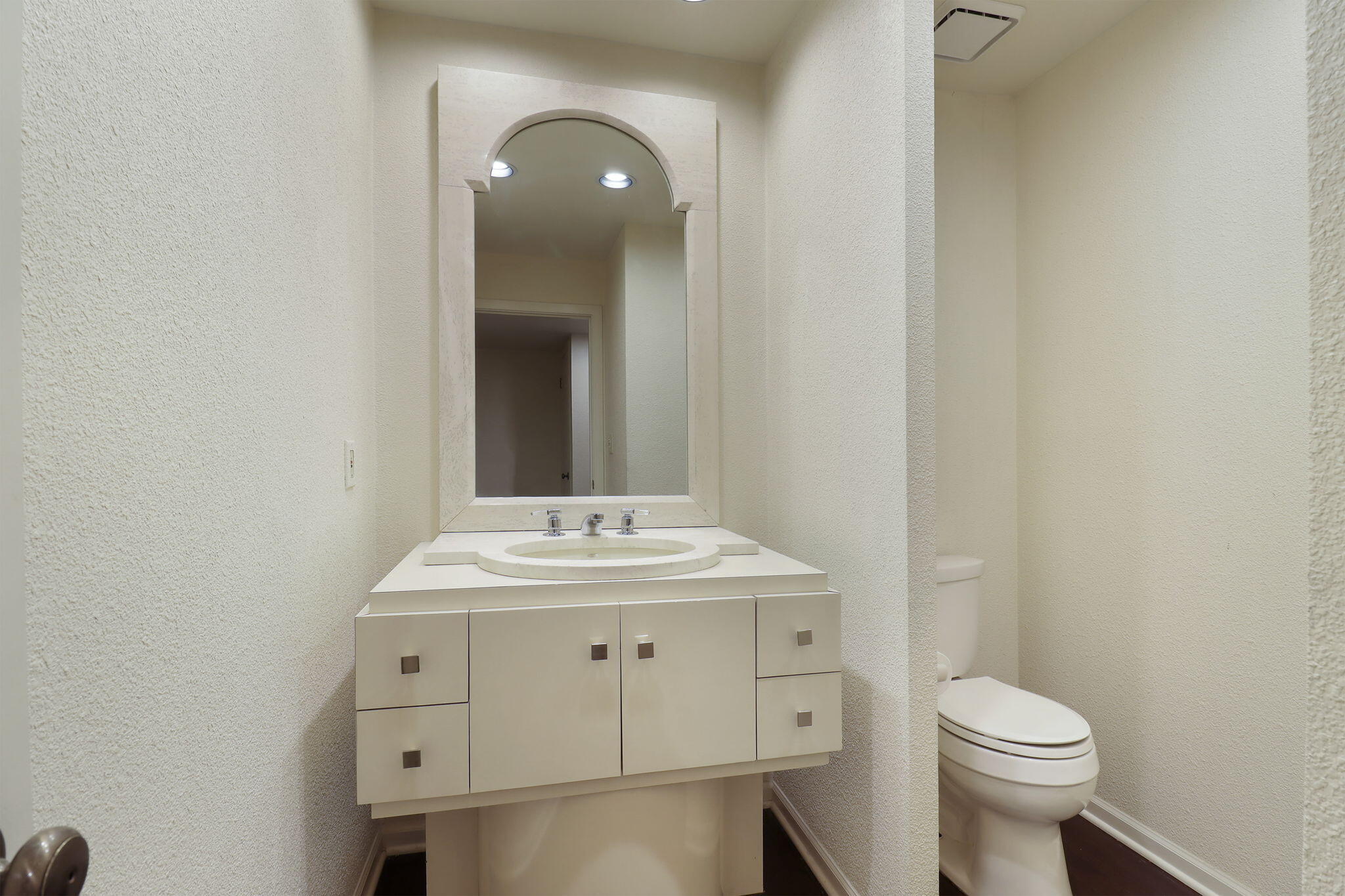 Bayside, Wisconsin 53217, United States, 2 Bedrooms Bedrooms, ,3 BathroomsBathrooms,Residential,Active,184937