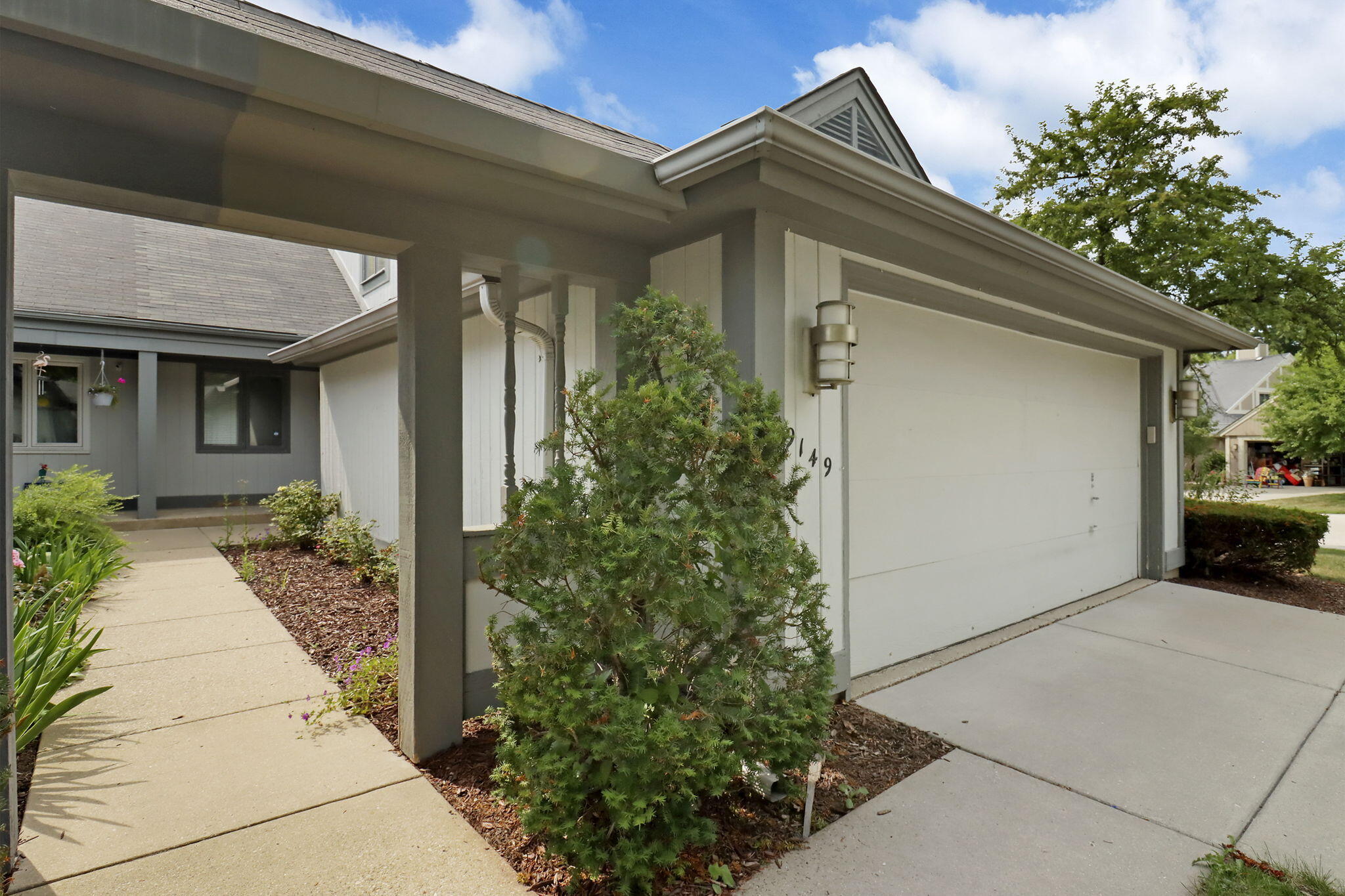 Bayside, Wisconsin 53217, United States, 2 Bedrooms Bedrooms, ,3 BathroomsBathrooms,Residential,Active,184937