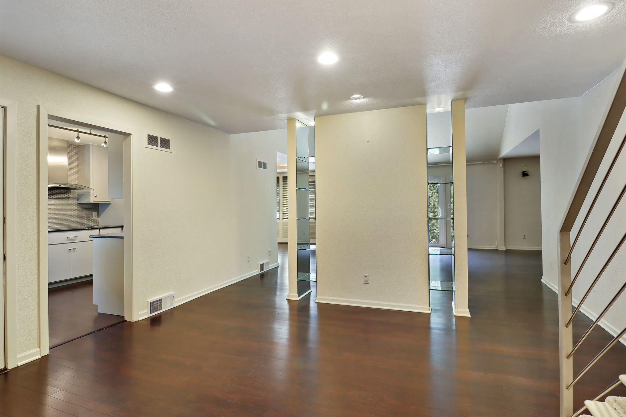 Bayside, Wisconsin 53217, United States, 2 Bedrooms Bedrooms, ,3 BathroomsBathrooms,Residential,Active,184937